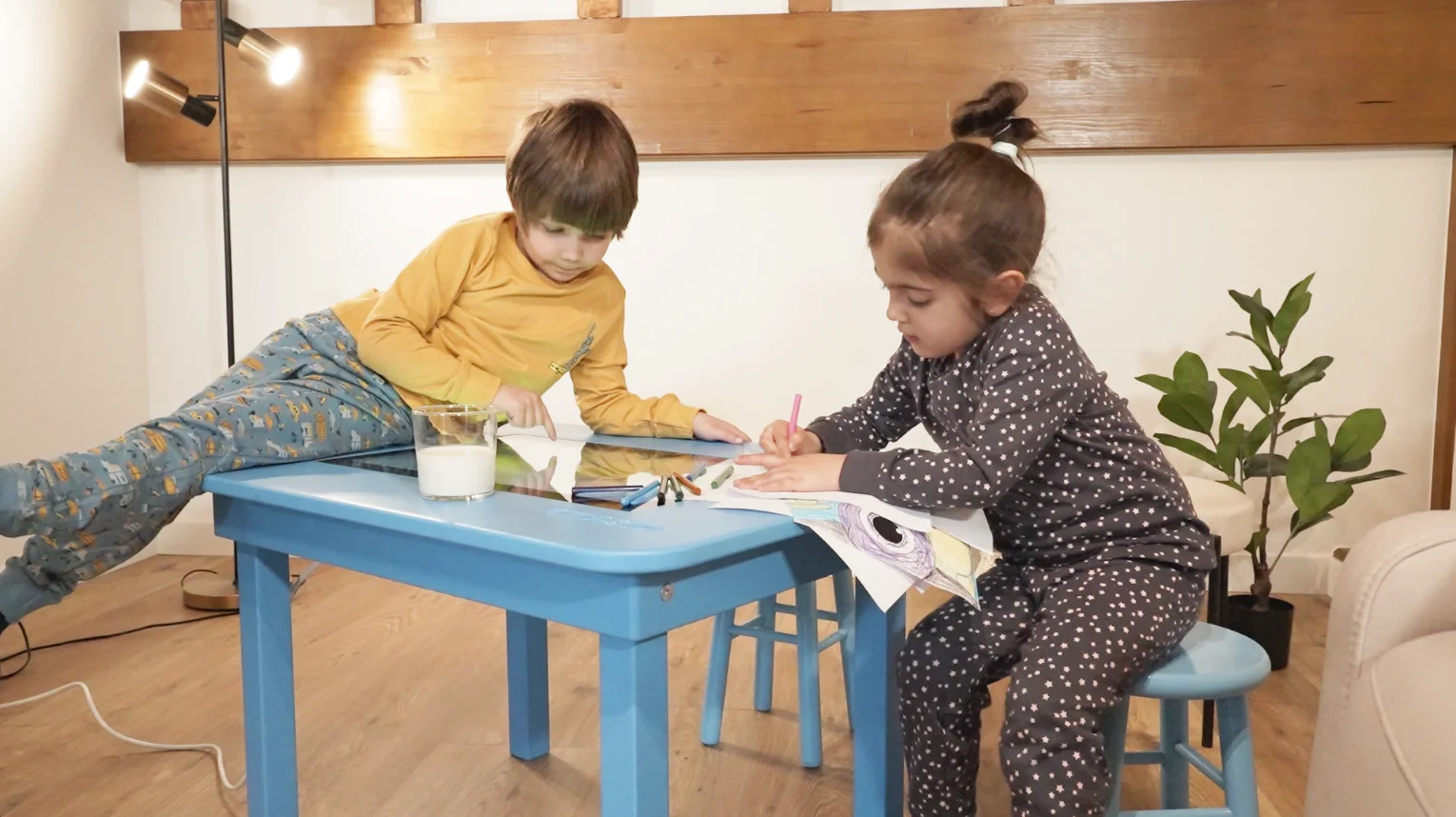 niños jugando sobre KIDS'TABLE